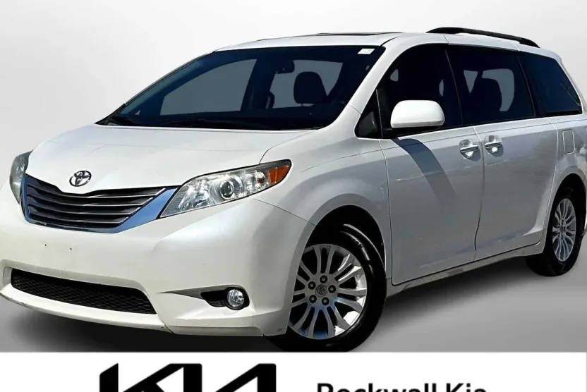 2015 Toyota Sienna XLE photo 1