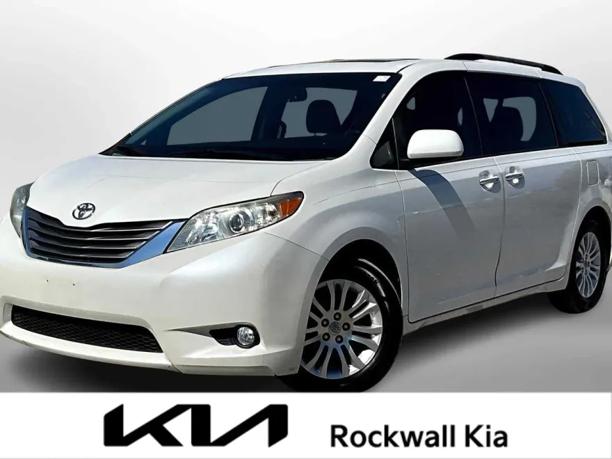 2015 Toyota Sienna XLE photo 1