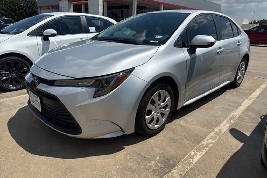 2024 Toyota Corolla LE photo 1