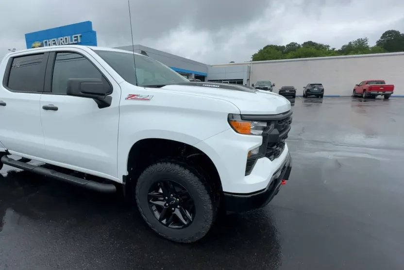 2025 Chevrolet Silverado Trail Boss Custom photo 1