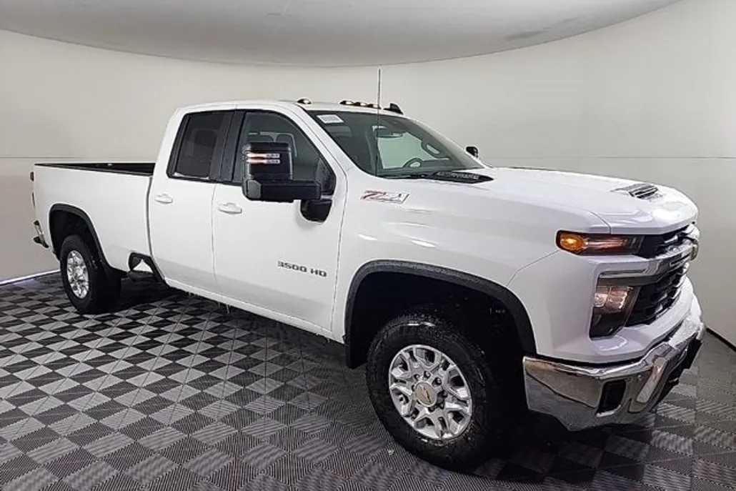 2025 Chevrolet Silverado 3500HD LT photo 1