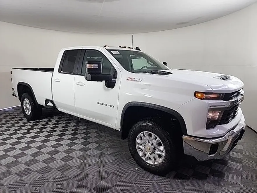 2025 Chevrolet Silverado 3500HD LT photo 1