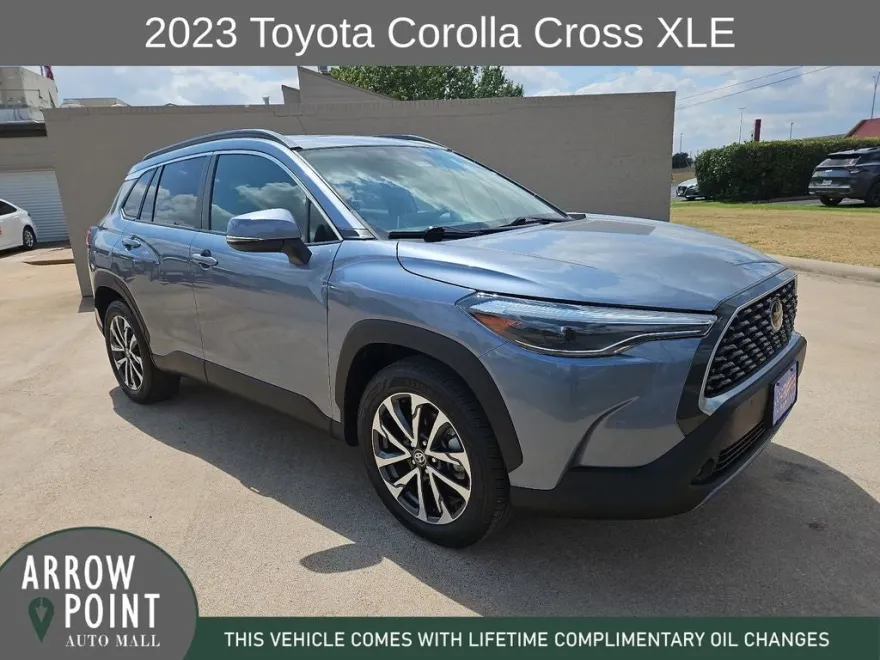 2023 Toyota Corolla Cross XLE photo 1