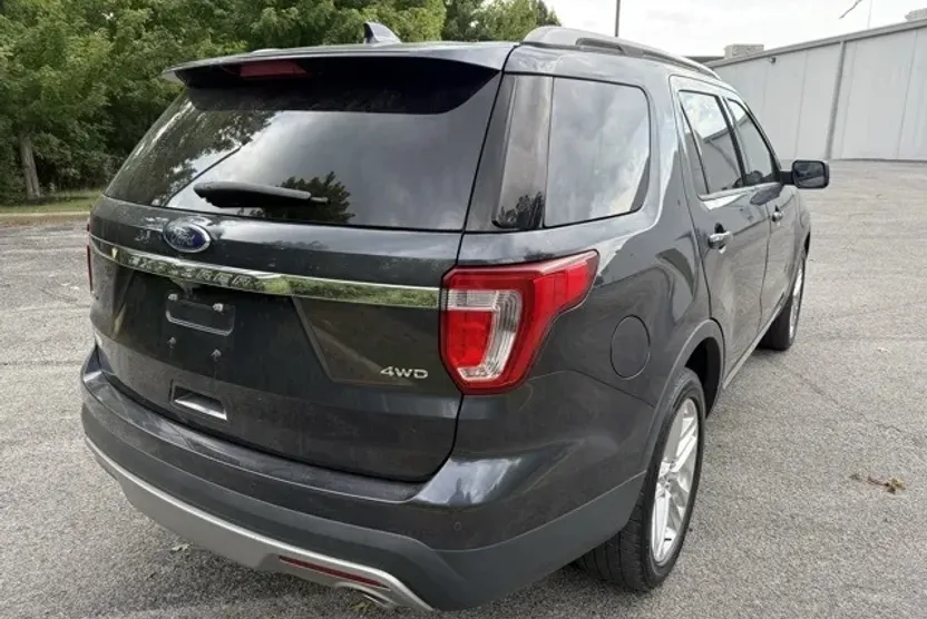 2017 Ford Explorer XLT photo 1