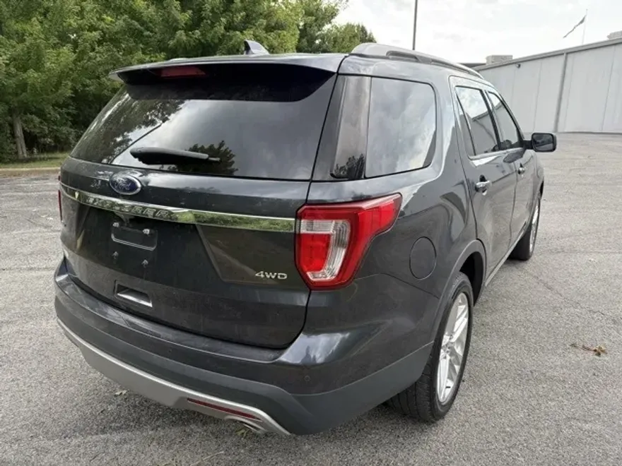2017 Ford Explorer XLT photo 1