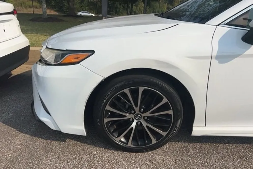 2018 Toyota Camry LE photo 1