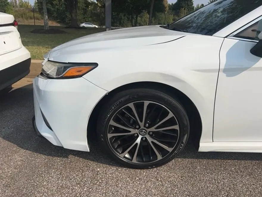 2018 Toyota Camry LE photo 1