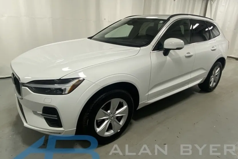 2022 Volvo XC60 B5 Momentum photo 1