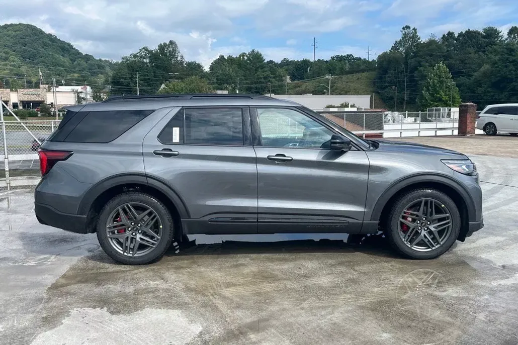 2025 Ford Explorer ST photo 1