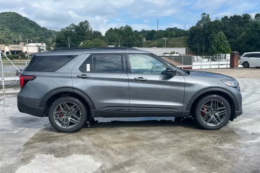 2025 Ford Explorer ST photo 1