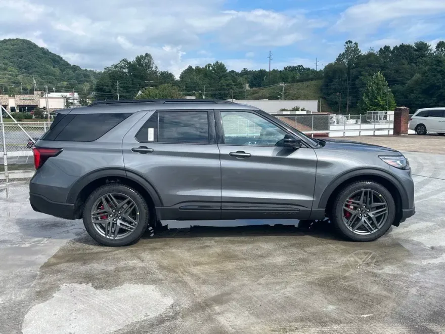 2025 Ford Explorer ST photo 1