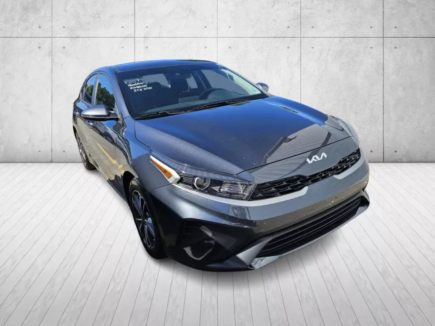 2023 Kia Forte LXS photo 1