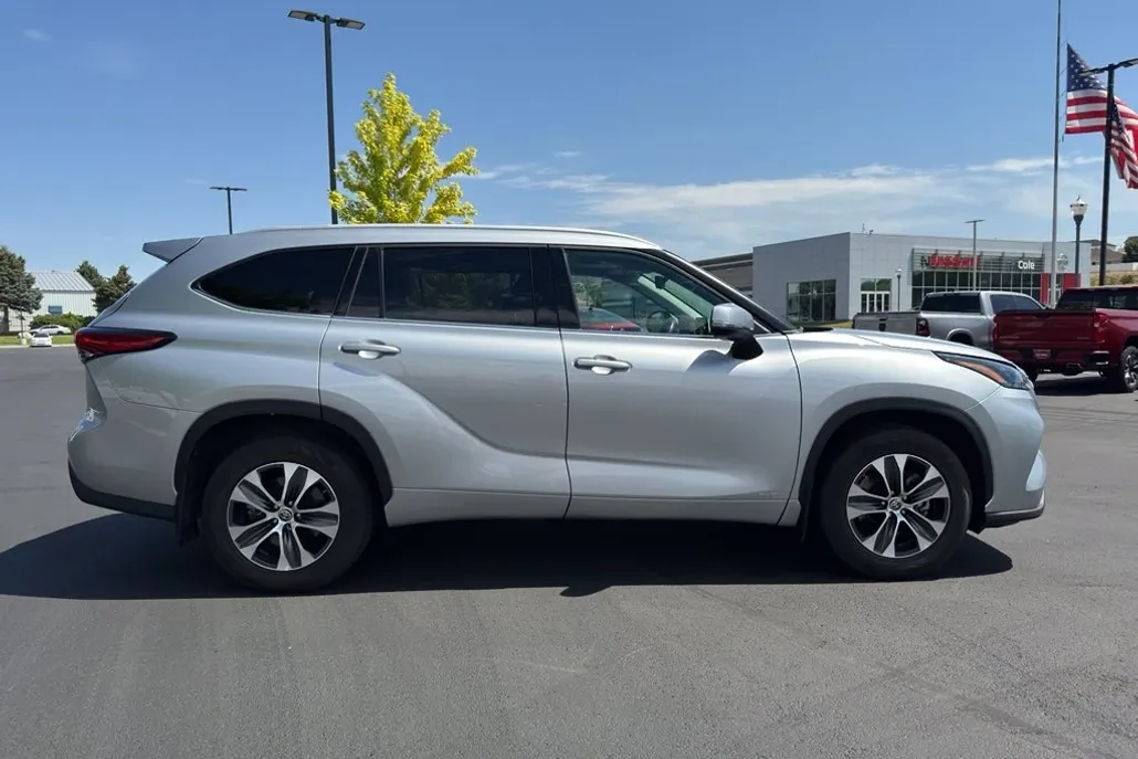 2022 Toyota Highlander Hybrid XLE photo 1