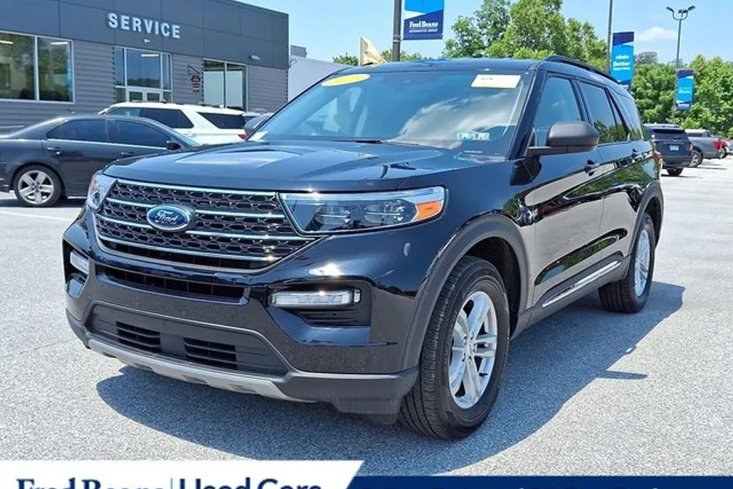 2023 Ford Explorer XLT photo 1