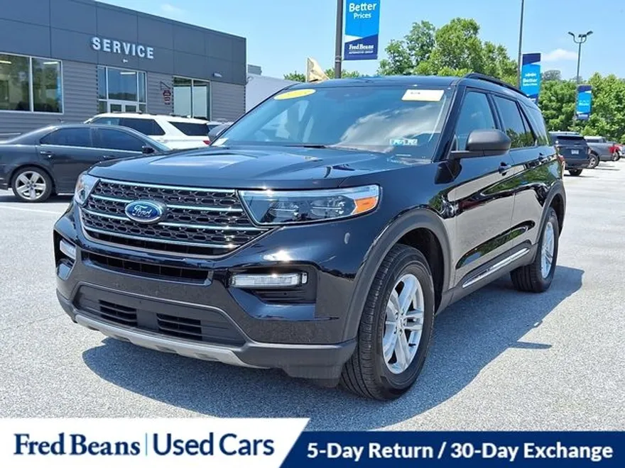 2023 Ford Explorer XLT photo 1