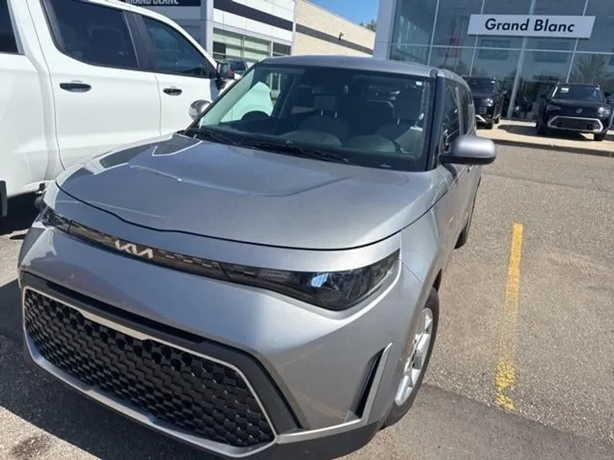2023 Kia Soul LX photo 1