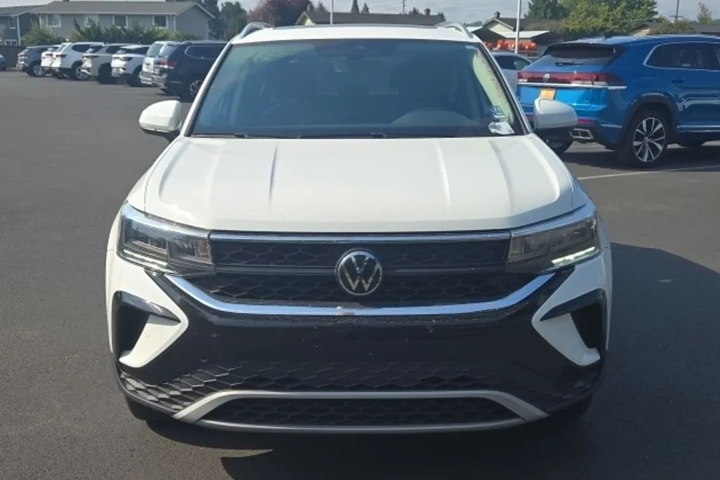 2023 Volkswagen Taos SE photo 1