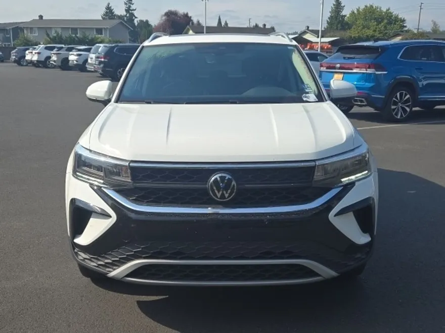 2023 Volkswagen Taos SE photo 1