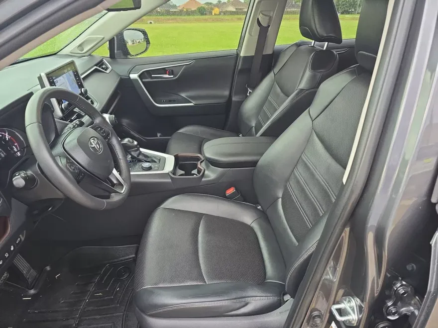 2019 Toyota RAV4 Limited photo 1