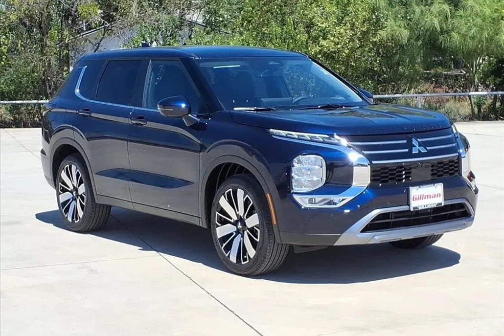 2025 Mitsubishi Outlander SE photo 1
