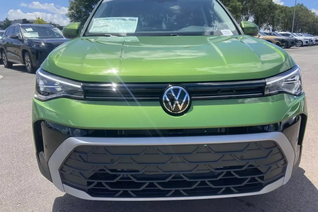 2025 Volkswagen Taos SE photo 1