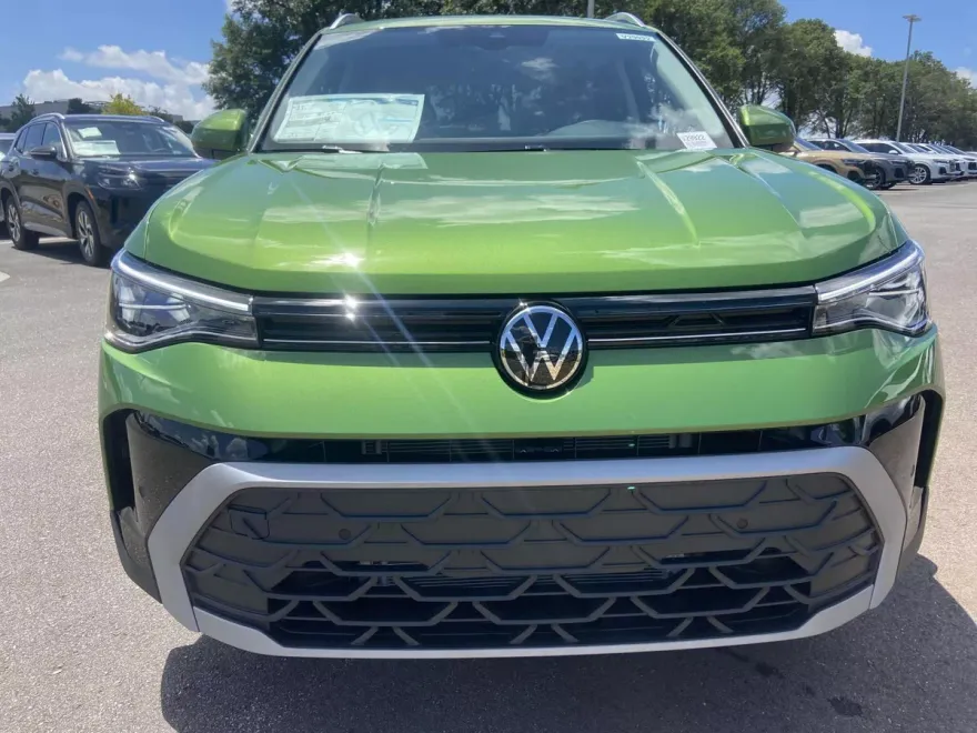 2025 Volkswagen Taos SE photo 1