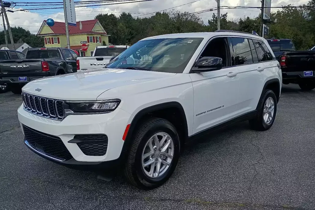 2025 Jeep Grand Cherokee Laredo photo 1