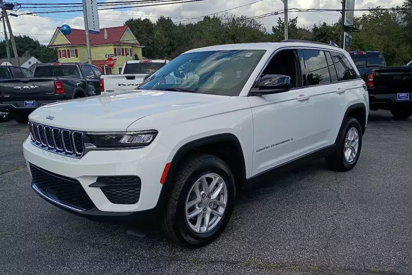 2025 Jeep Grand Cherokee Laredo photo 1