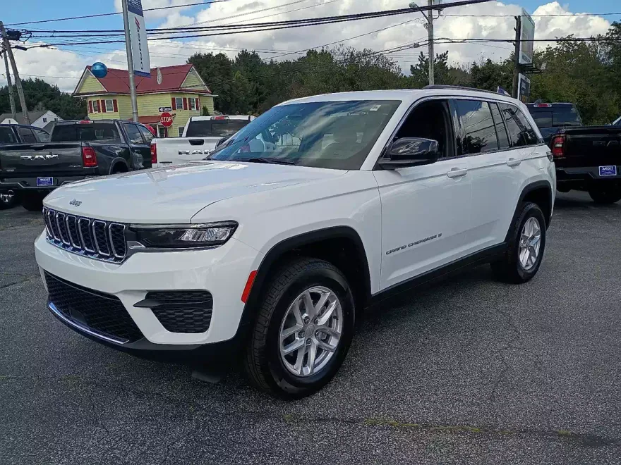 2025 Jeep Grand Cherokee Laredo photo 1