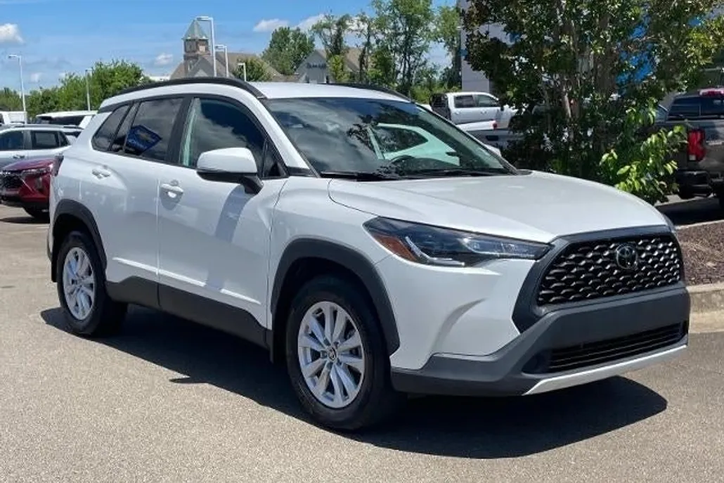 2022 Toyota Corolla Cross LE photo 1