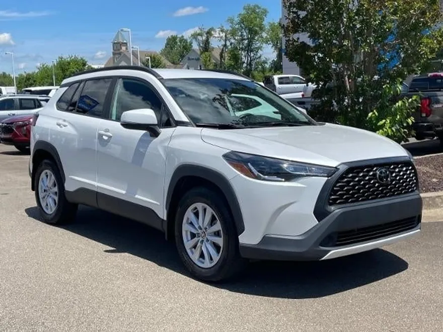 2022 Toyota Corolla Cross LE photo 1