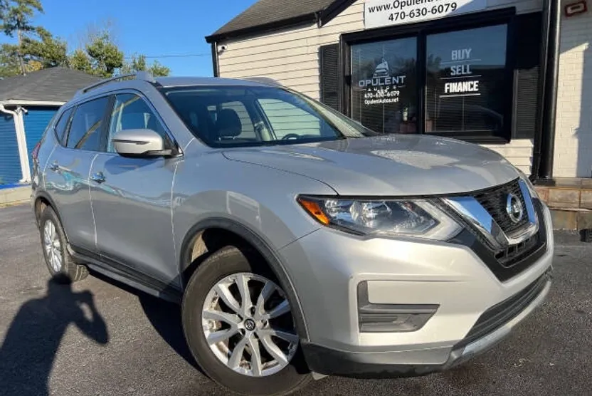 2017 Nissan Rogue SV photo 1