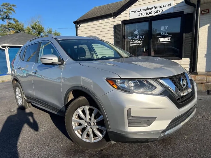 2017 Nissan Rogue SV photo 1