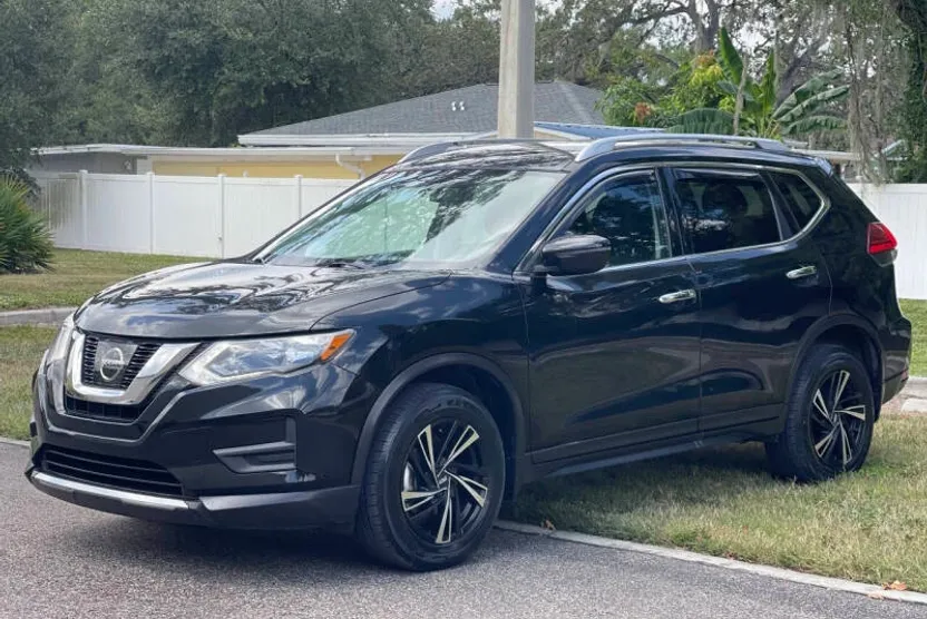 2017 Nissan Rogue SV photo 1
