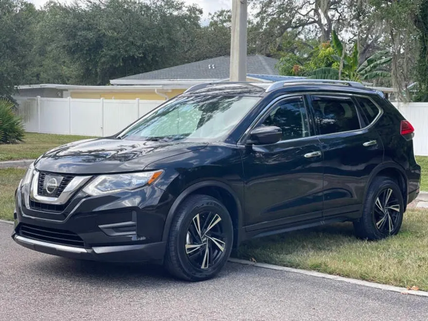 2017 Nissan Rogue SV photo 1
