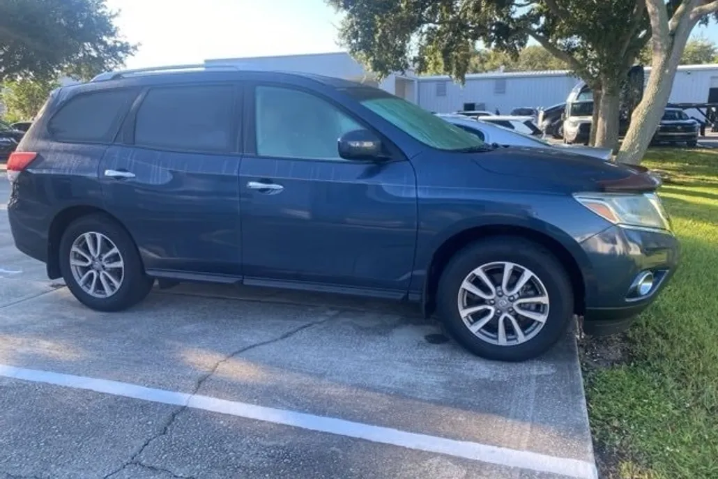 2015 Nissan Pathfinder S photo 1
