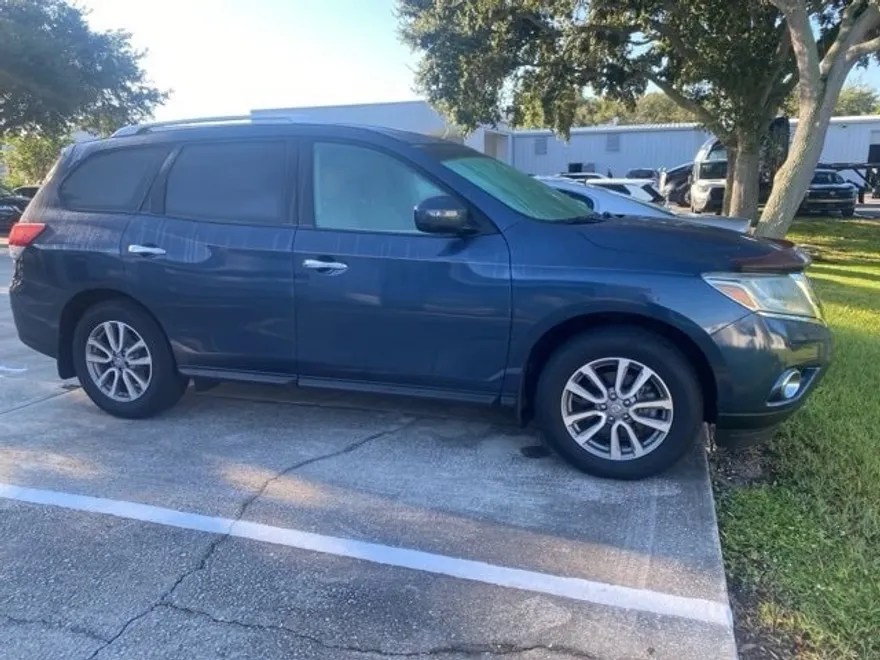 2015 Nissan Pathfinder S photo 1