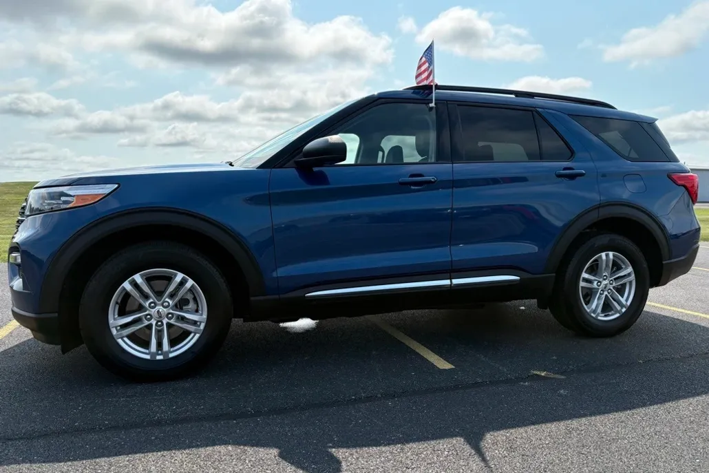 2022 Ford Explorer XLT photo 1