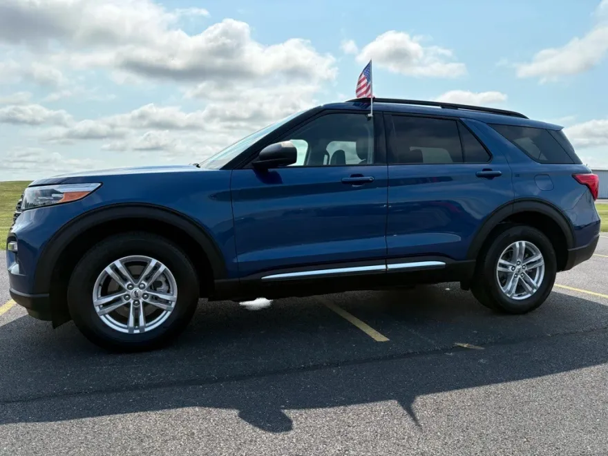 2022 Ford Explorer XLT photo 1