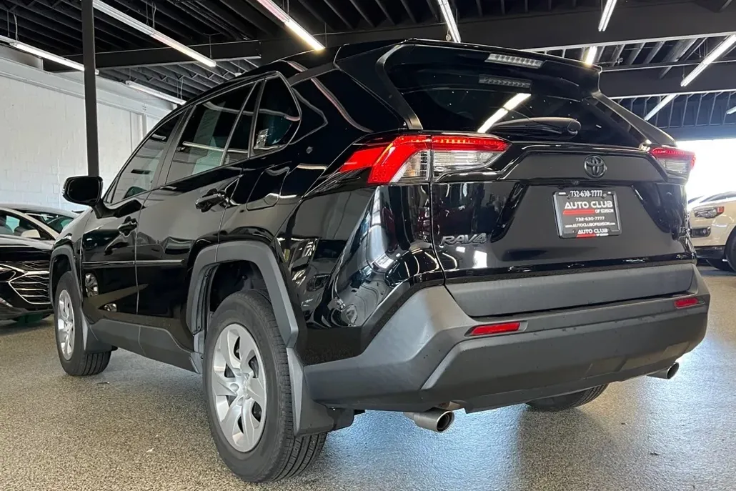 2022 Toyota RAV4 LE photo 1