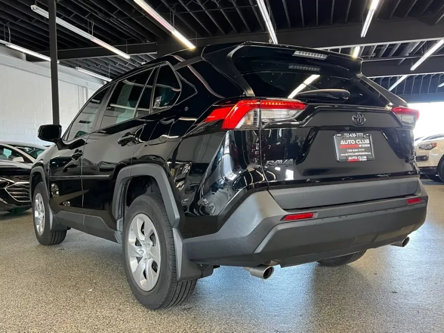 2022 Toyota RAV4 LE photo 1
