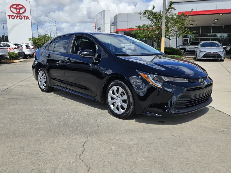 2023 Toyota Corolla LE photo 1