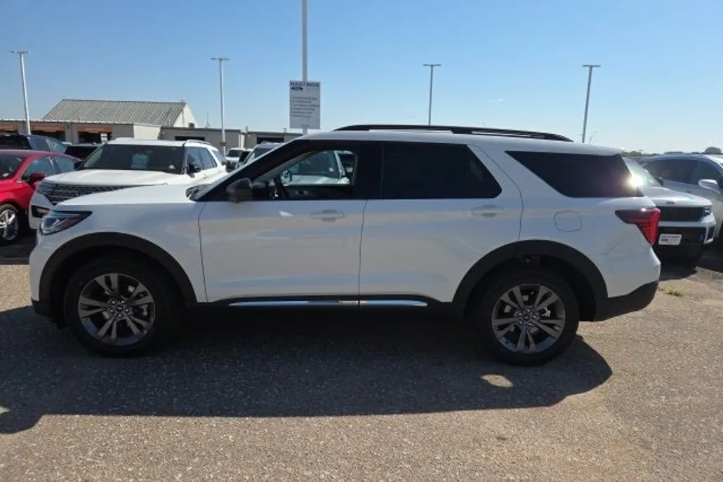 2025 Ford Explorer photo 1
