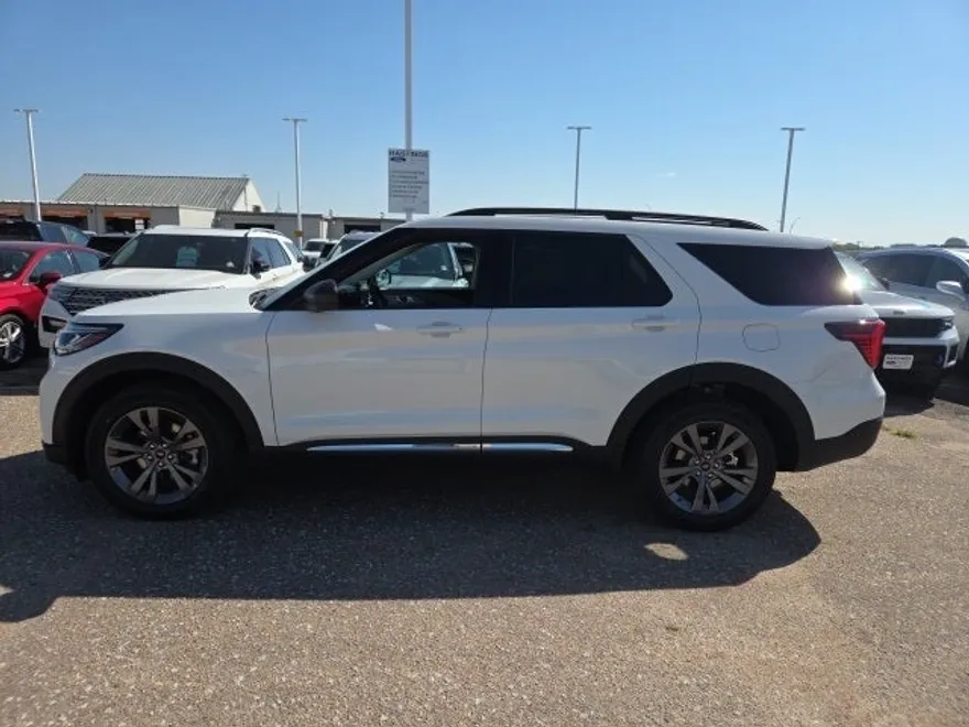 2025 Ford Explorer photo 1