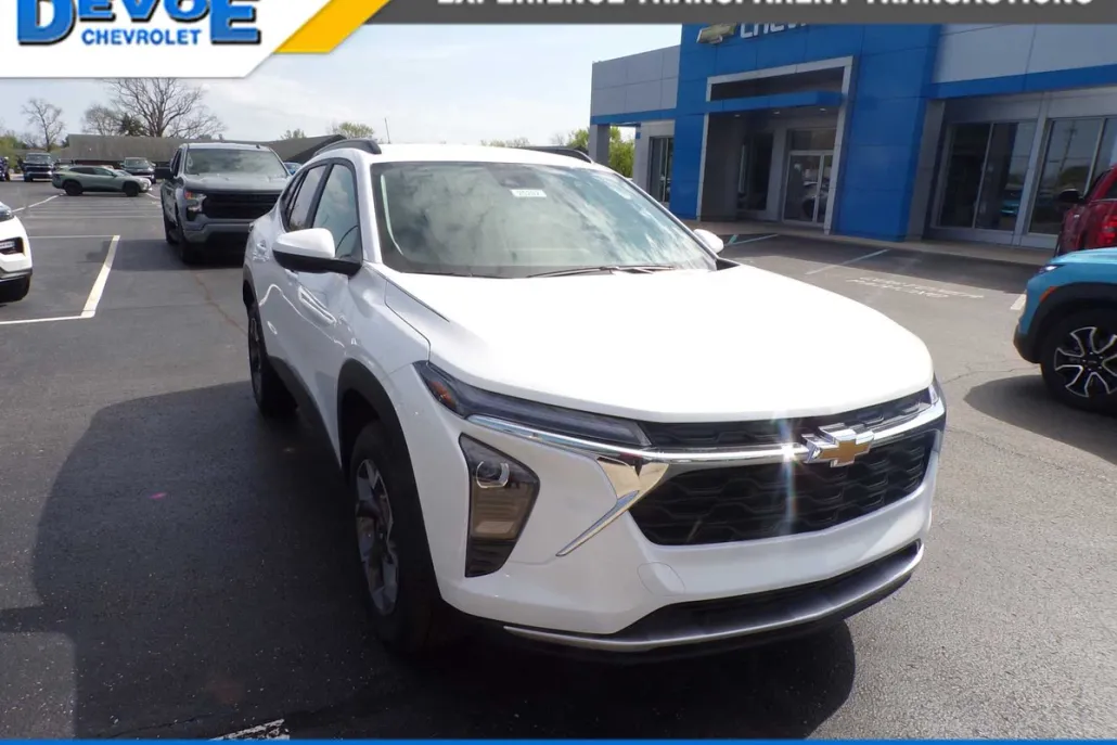 2025 Chevrolet Trax LT photo 1