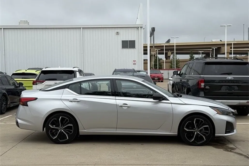 2024 Nissan Altima 2.5 SR photo 1