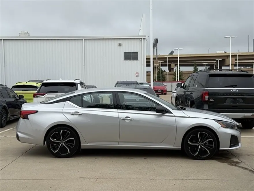 2024 Nissan Altima 2.5 SR photo 1