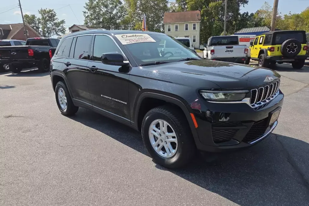 2022 Jeep Grand Cherokee Laredo photo 1