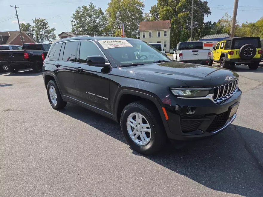 2022 Jeep Grand Cherokee Laredo photo 1
