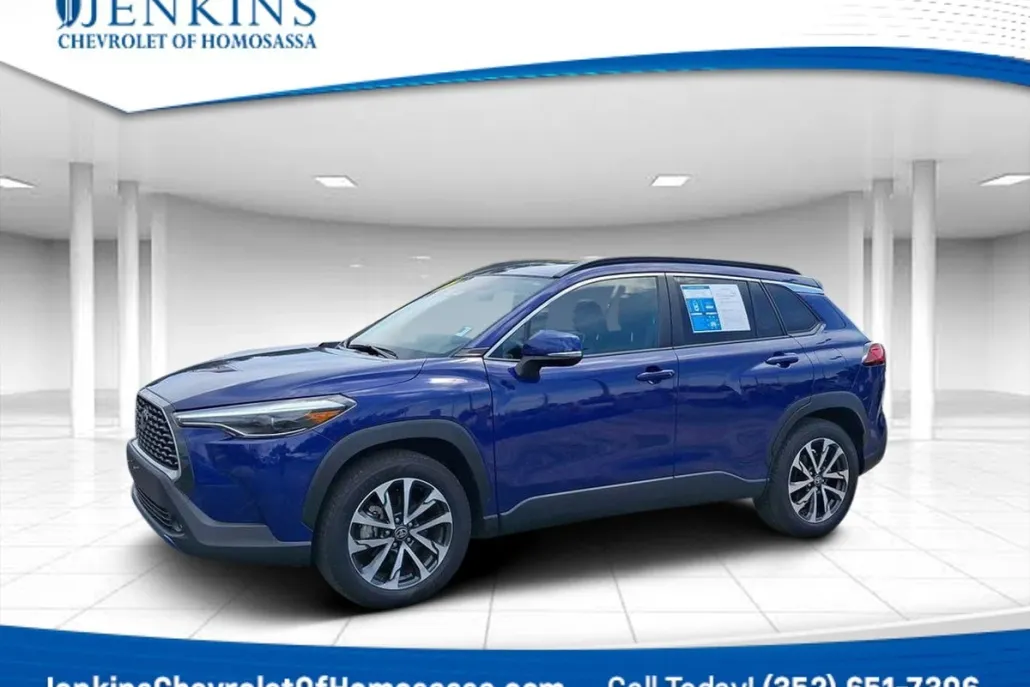 2024 Toyota Corolla Cross XLE photo 1